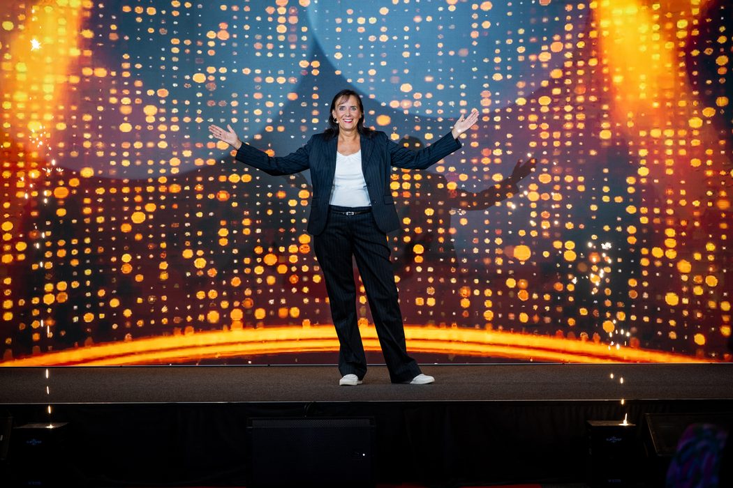 Claudia Christine Siegel auf der Bühne beim Internationalen Speaker Slam 2026