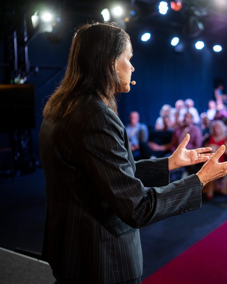 Claudia Christine Siegel spricht vor Publikum beim Internationalen Speaker Slam